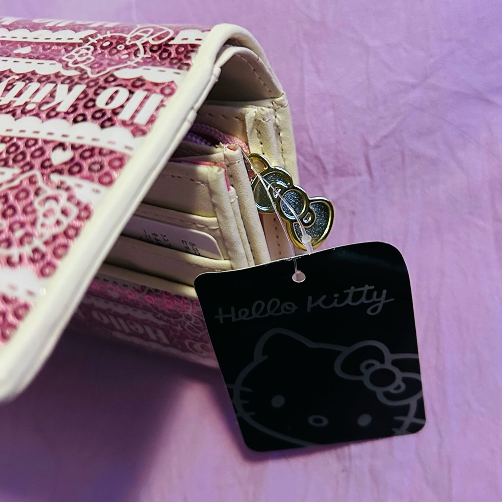 Hello Kitty Wallet - Picture 2 of 7